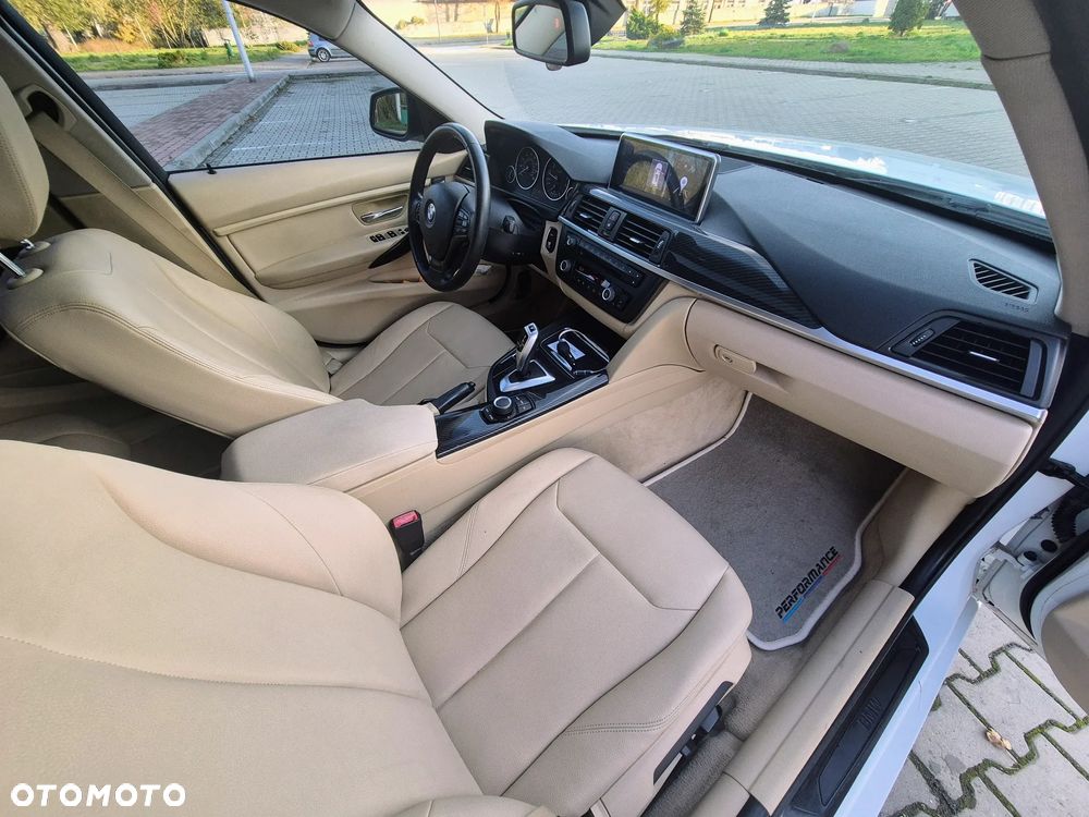 BMW Seria 3 328i Sport-Aut Luxury Line - 32