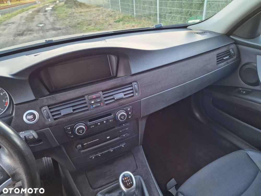 BMW Seria 3 330xi Touring - 13