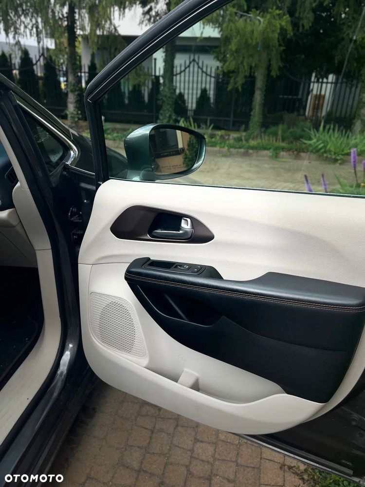 Chrysler Pacifica - 19