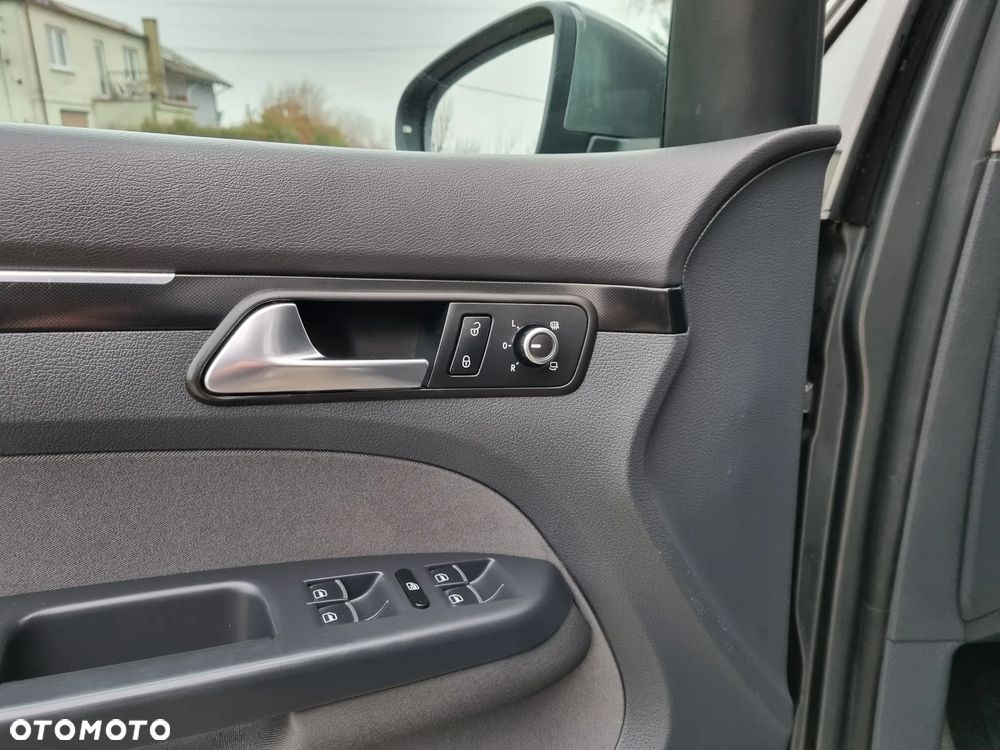 Volkswagen Touran 2.0 TDI DPF Highline DSG - 18