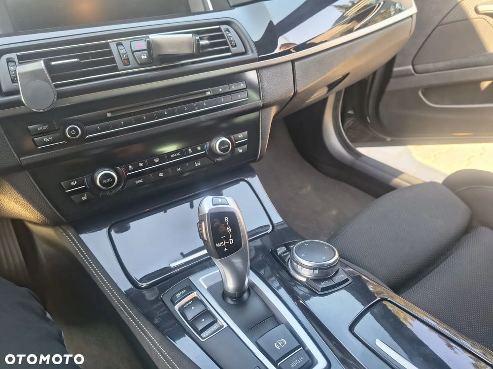 BMW Seria 5 520d M Sport - 32
