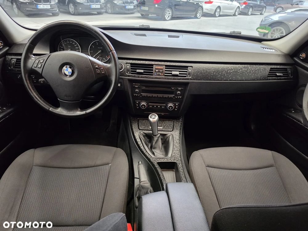BMW Seria 3 318i - 23