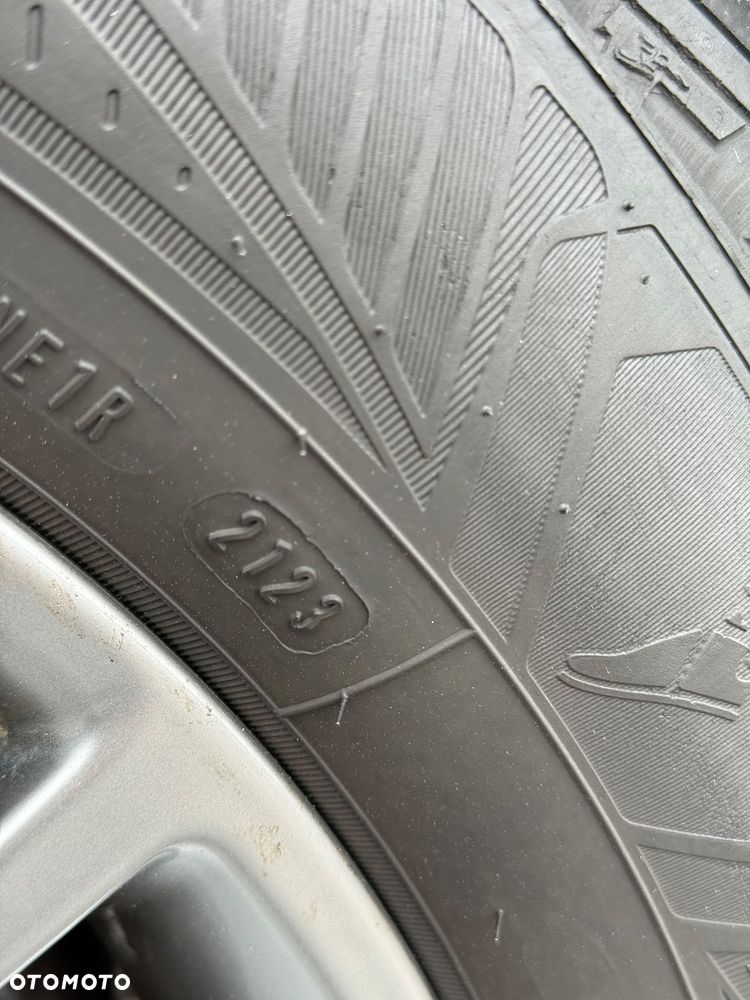 Ford Kuga 2.0 TDCi 2x4 Titanium - 23