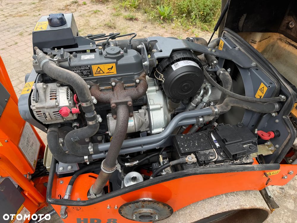 Hamm HD 8VV  Walec Terenowo Drogowy do Asfaltu z OBCINAKIEM BOCZNYM Hydraulicznym! 2 tony. Import Norwegia 2017 rok. 624 mtg. Silnik KUBOTA 3 cylindry. Maszyna nie różni się od Nowej z salonu! Serwisy w Dekra AKTUALNE 2026rok. Zero zniszczeń IGŁA !! Gotowy do długiej pracy. Po dużych serwisach eksploatacyjnych w Norwegii. Walec pochodzi z urzędu Komunalnego w Norwegii od pierwszego właściciela. Jego historia od nowości to lekkie inwestycje miejskie! Jedyna taka okazja! Bardzo mały walec a moc Potężna! Ani deka luzów i wycieków. OKAZJA. Zraszacze na dwa bębny. Ubijanie na dwa lub jeden bęben. Siła ubijania regulowana! - 13