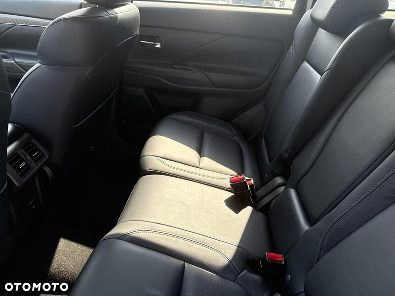 Mitsubishi Outlander 2.0 Instyle + 4WD CVT - 21