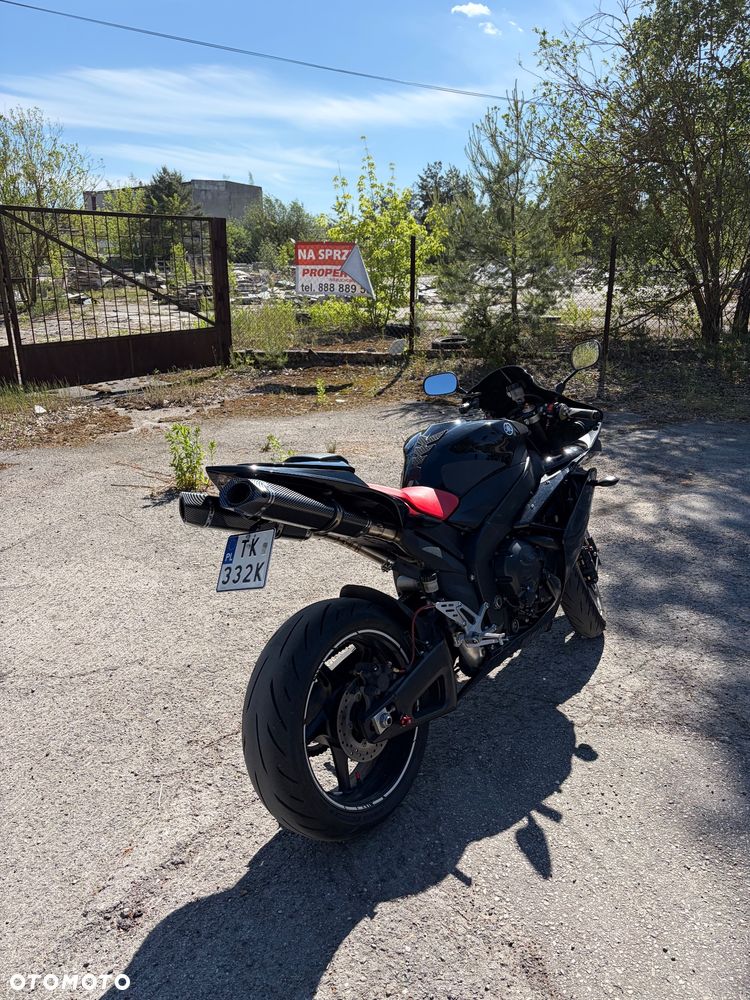 Yamaha R1 - 4