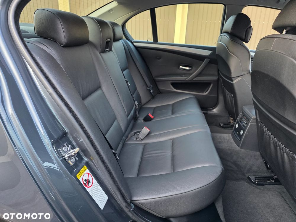 BMW Seria 5 525xi Edition Exclusive - 12