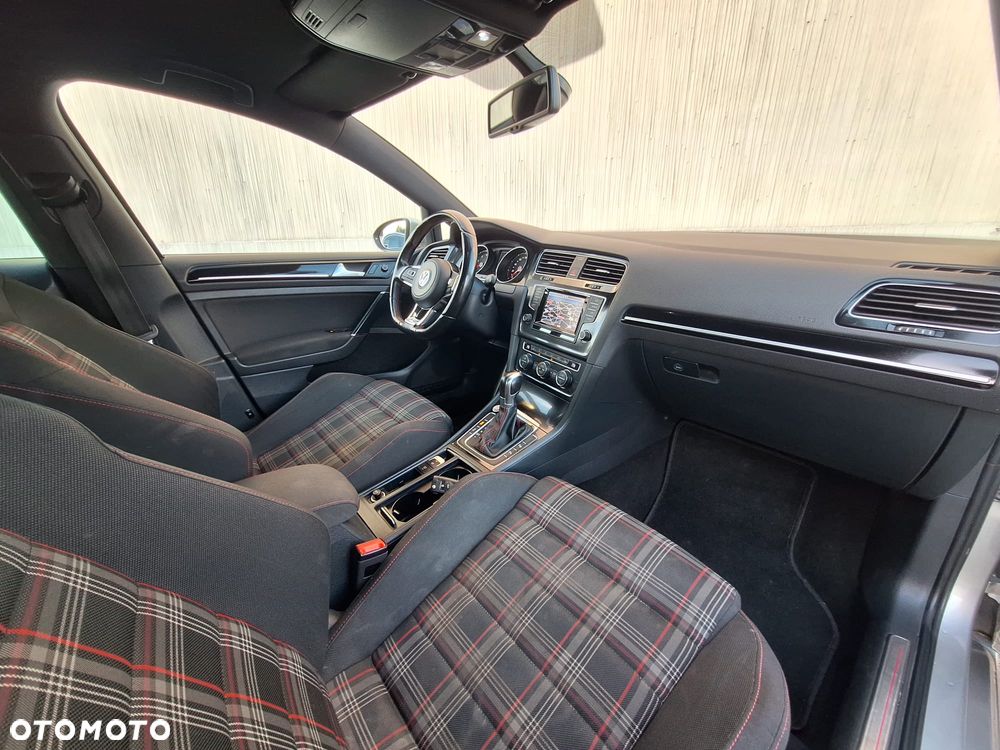 Volkswagen Golf - 10