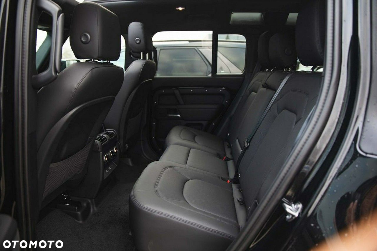 Land Rover Defender - 26