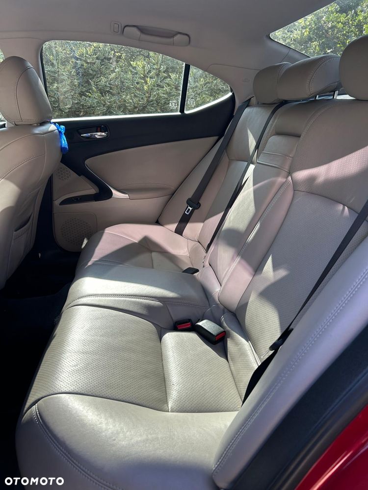 Lexus IS 220d - 8