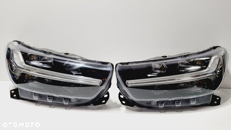 REFLEKTOR PRAWY LEWY MID LED VOLVO XC40 EUROPA - 2
