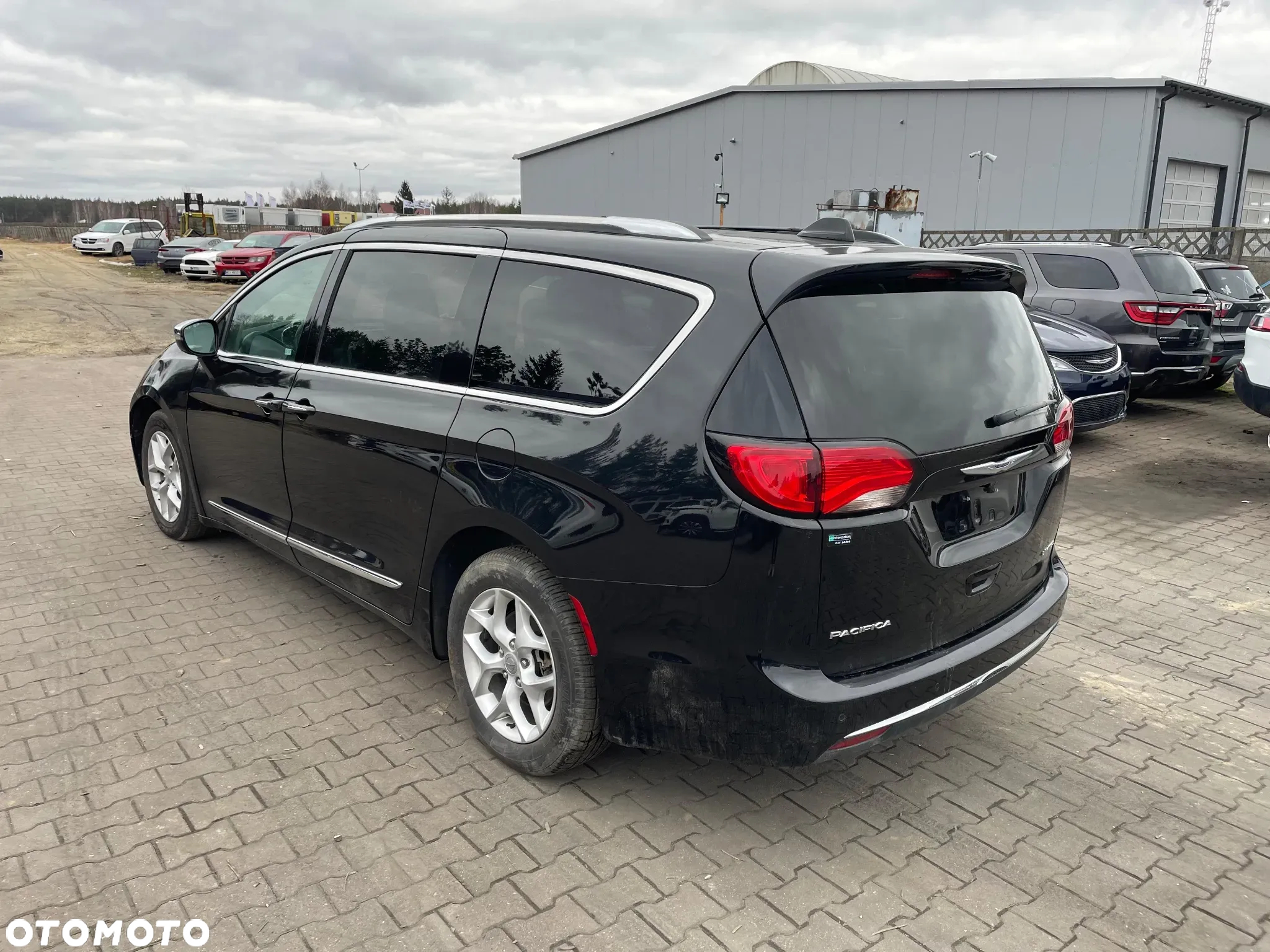 Chrysler Pacifica - 2