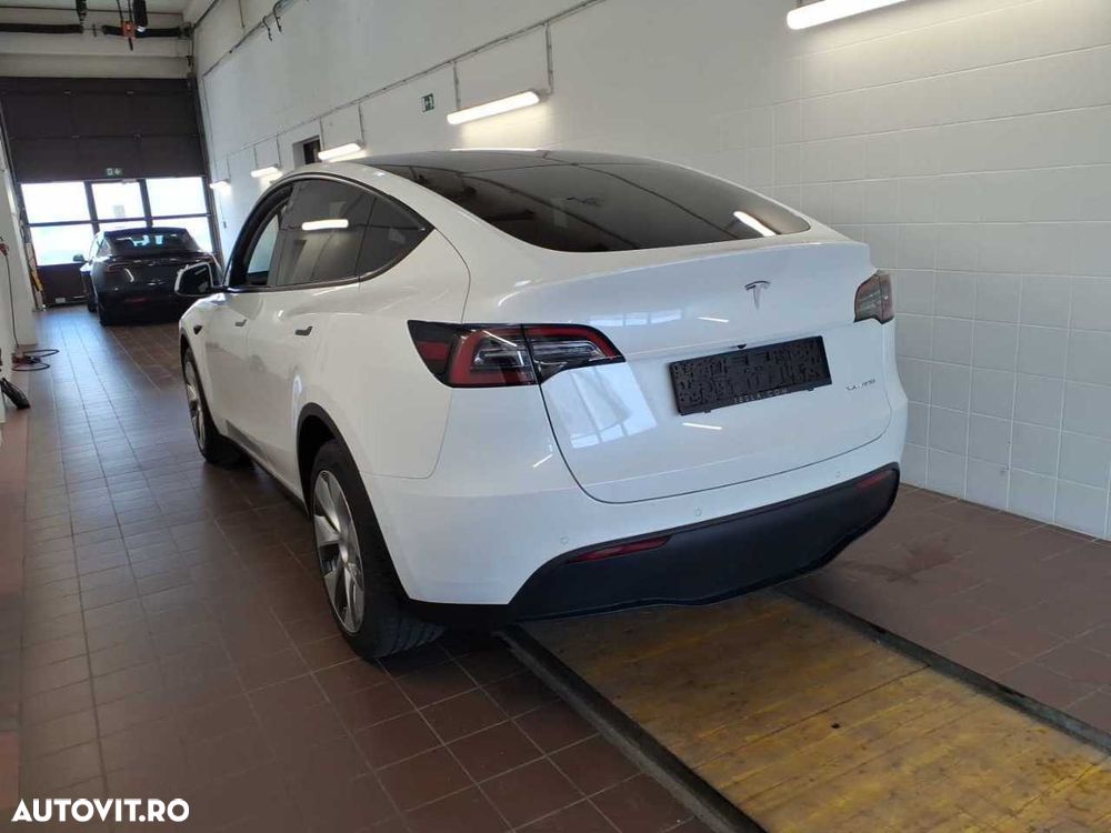 Tesla Model Y Long Range Dual Motor AWD - 3