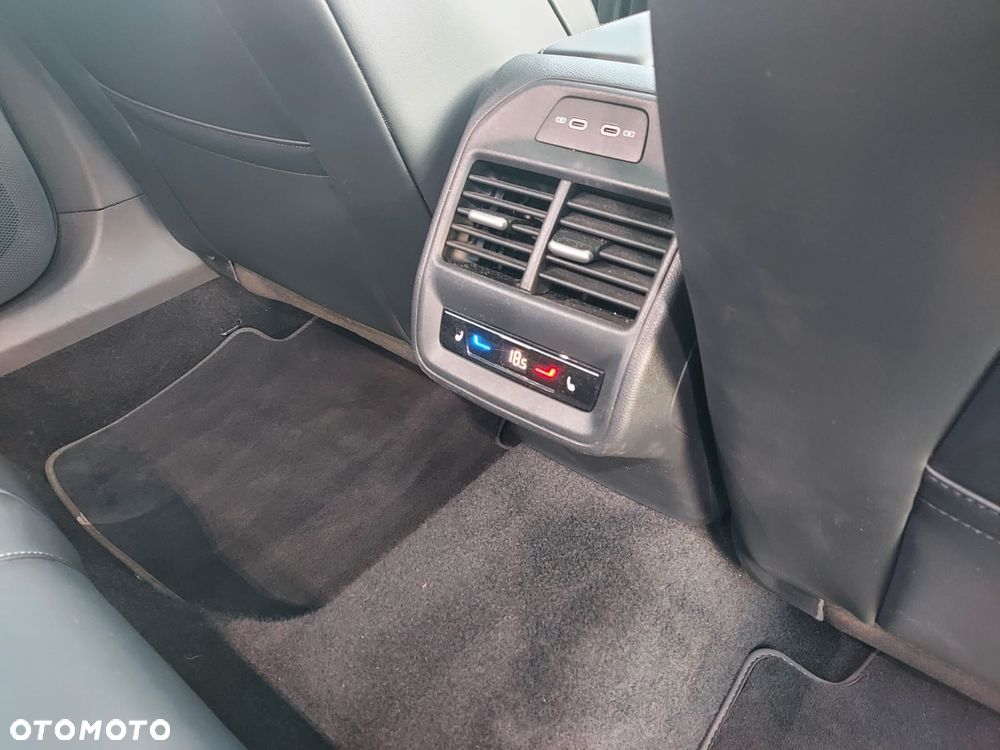 Volkswagen Passat 2.0 TDI SCR DSG 4Motion Elegance - 24