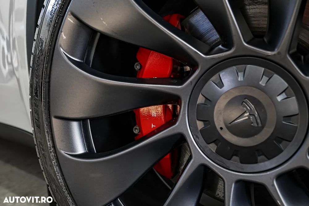 Tesla Model Y - 35