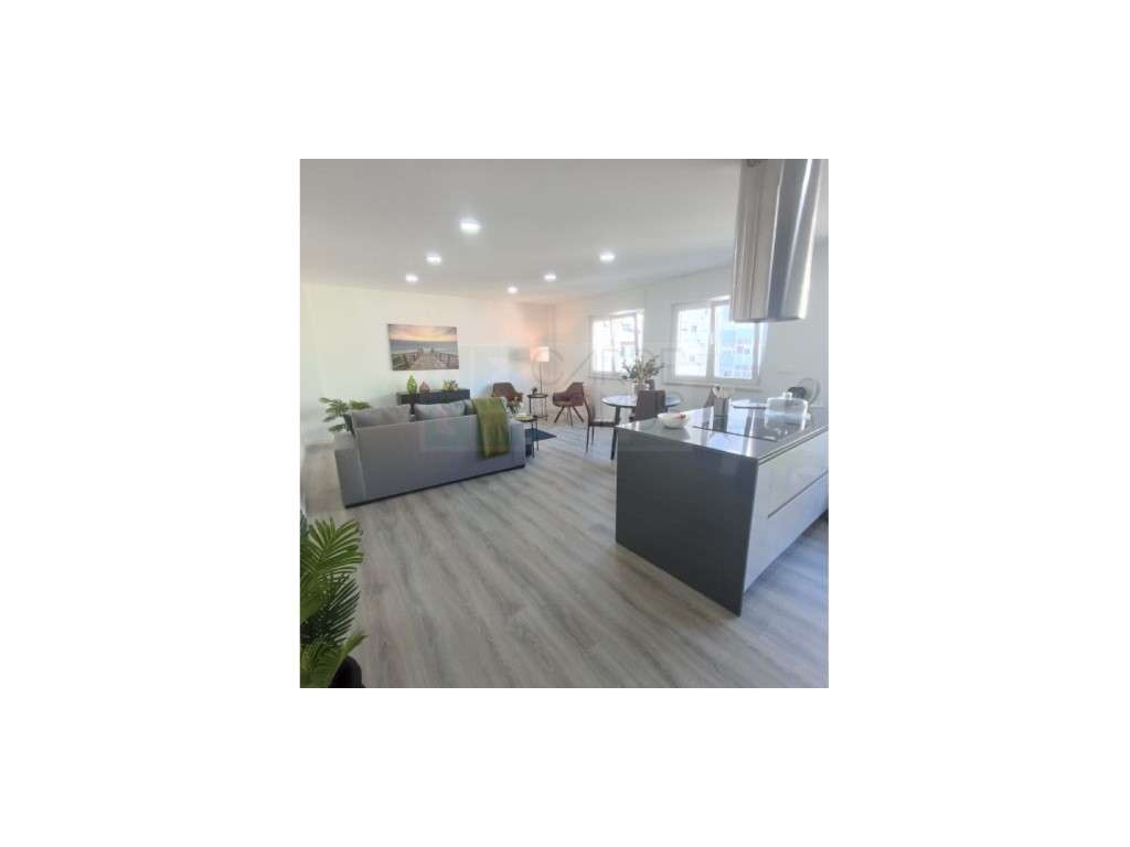 Apartamento T3 - totalmente renovado, em Benfica - Grande imagem: 3/19