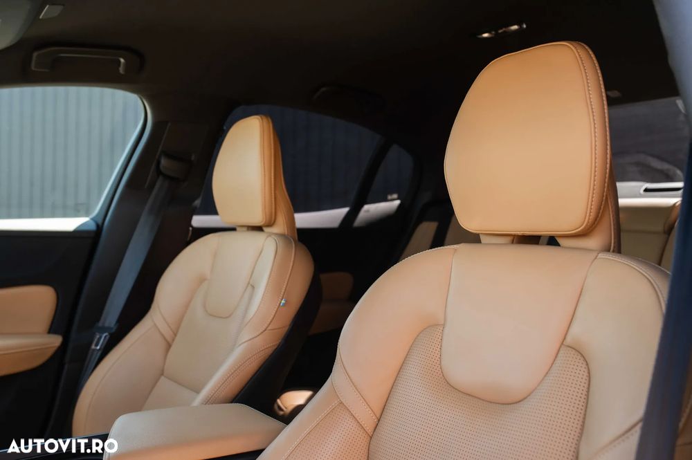 Volvo S60 B4 MHEV AT Plus Dark - 22