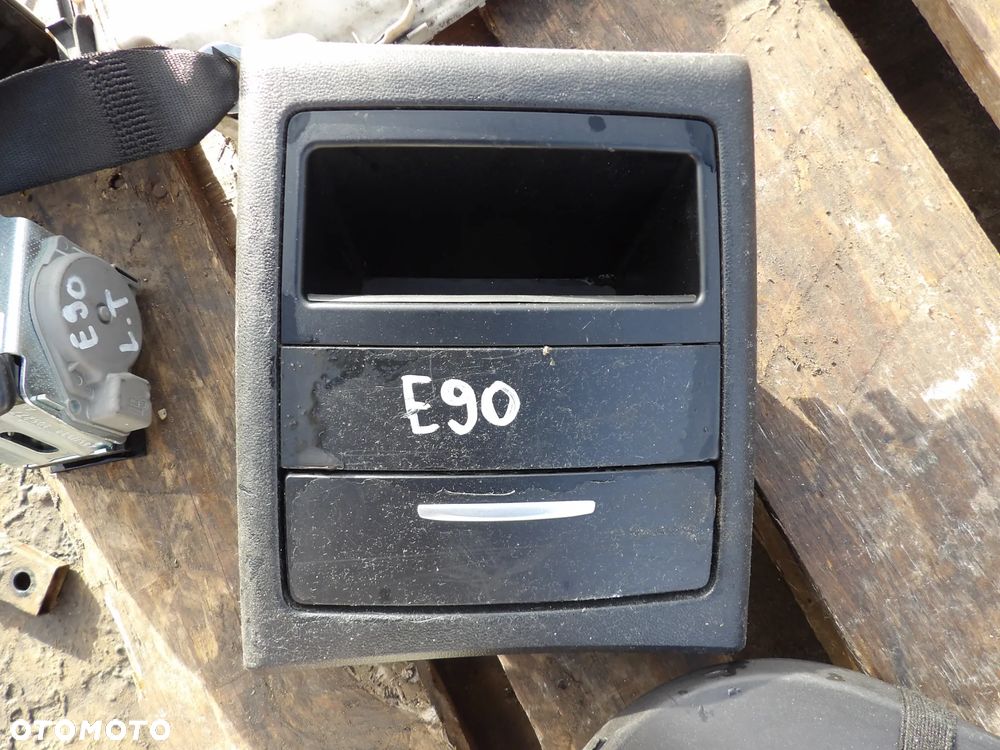 BMW - E90 - SCHOWEK , POPELNICZKA - TYŁ - 7118049 - 1