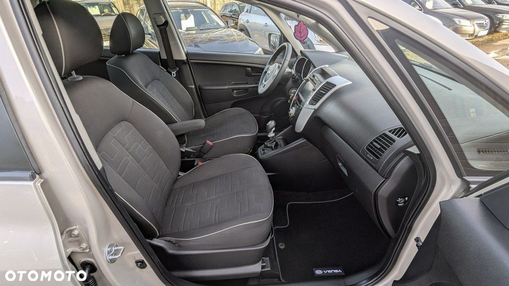 Kia Venga - 17