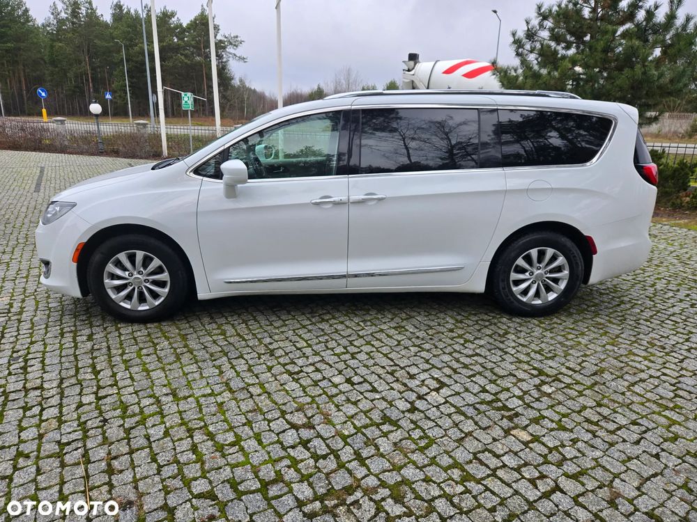 Chrysler Pacifica - 8