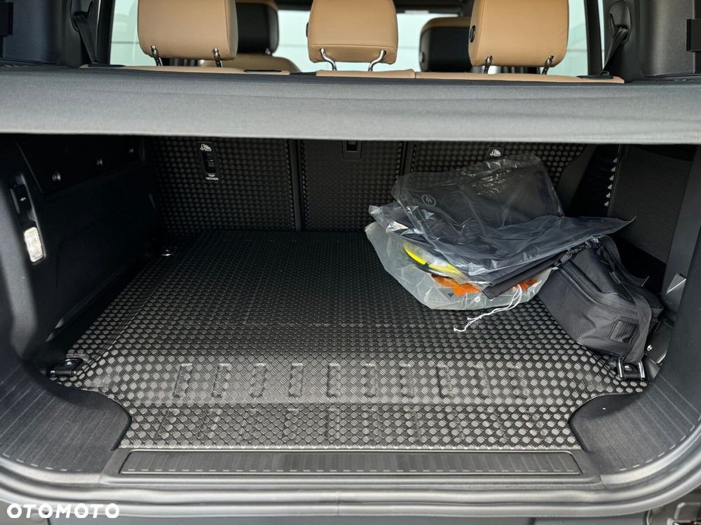 Land Rover Defender - 12