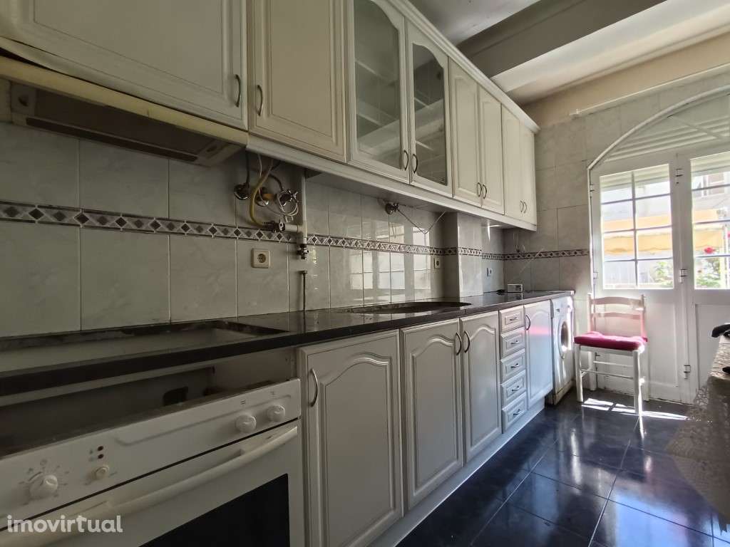 Apartamento T3 com logradouro amplo junto às Portas de Benfica - Grande imagem: 4/30