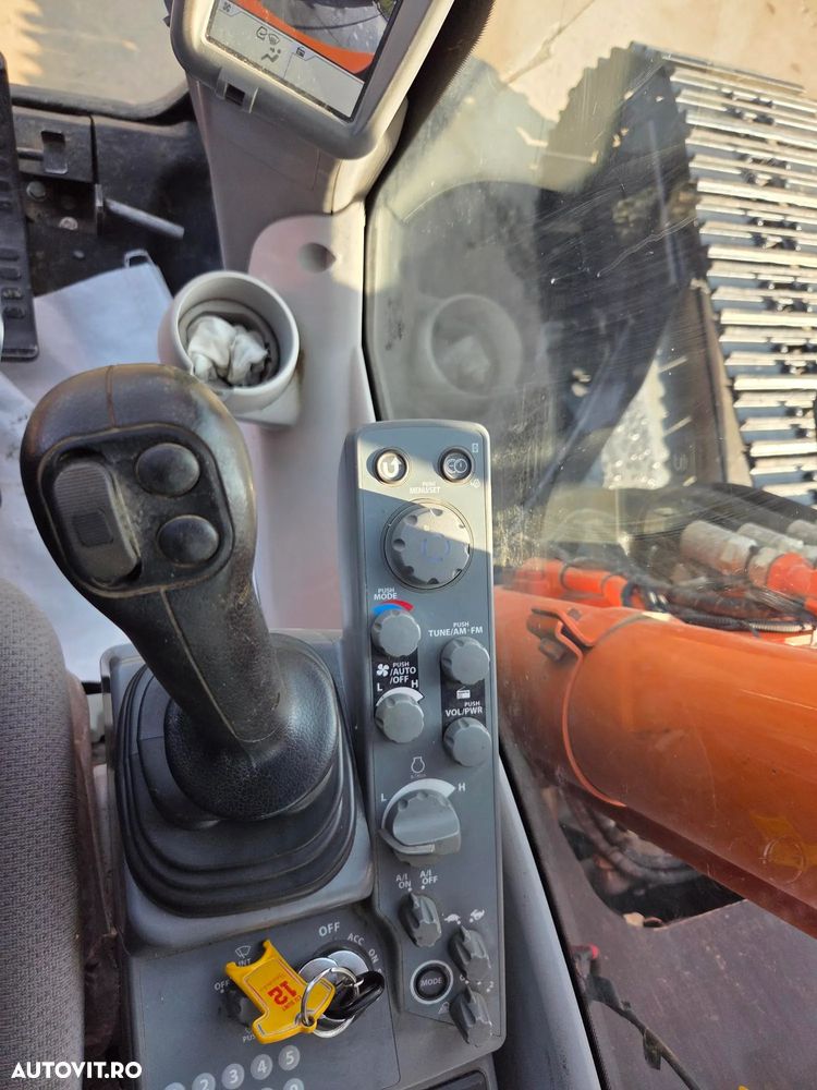 Hitachi ZX250LC-6, 2020, 4.294h, 28t, cupa NOUA 1,55mc, lant 95% bun doar 136h mars, Consum mediu 11l/h, 3 pompe hidr HITACHI, produs in JAPOANIA, inst picon pe brate, camera spate si laterale, Ad sapare 7,5m, posibil leasing, CA NOU-PROMOTIE 106.900 Eur - 7