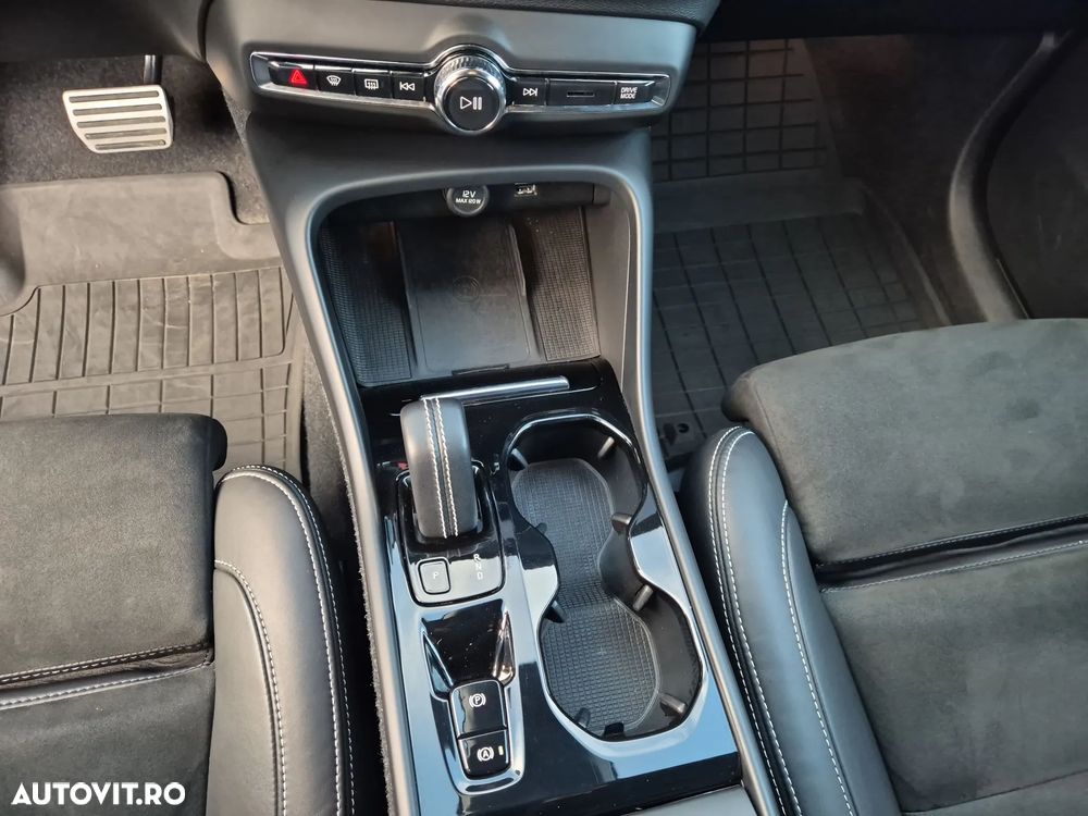 Volvo XC 40 B4 AT8 Mild Hybrid Momentum - 18
