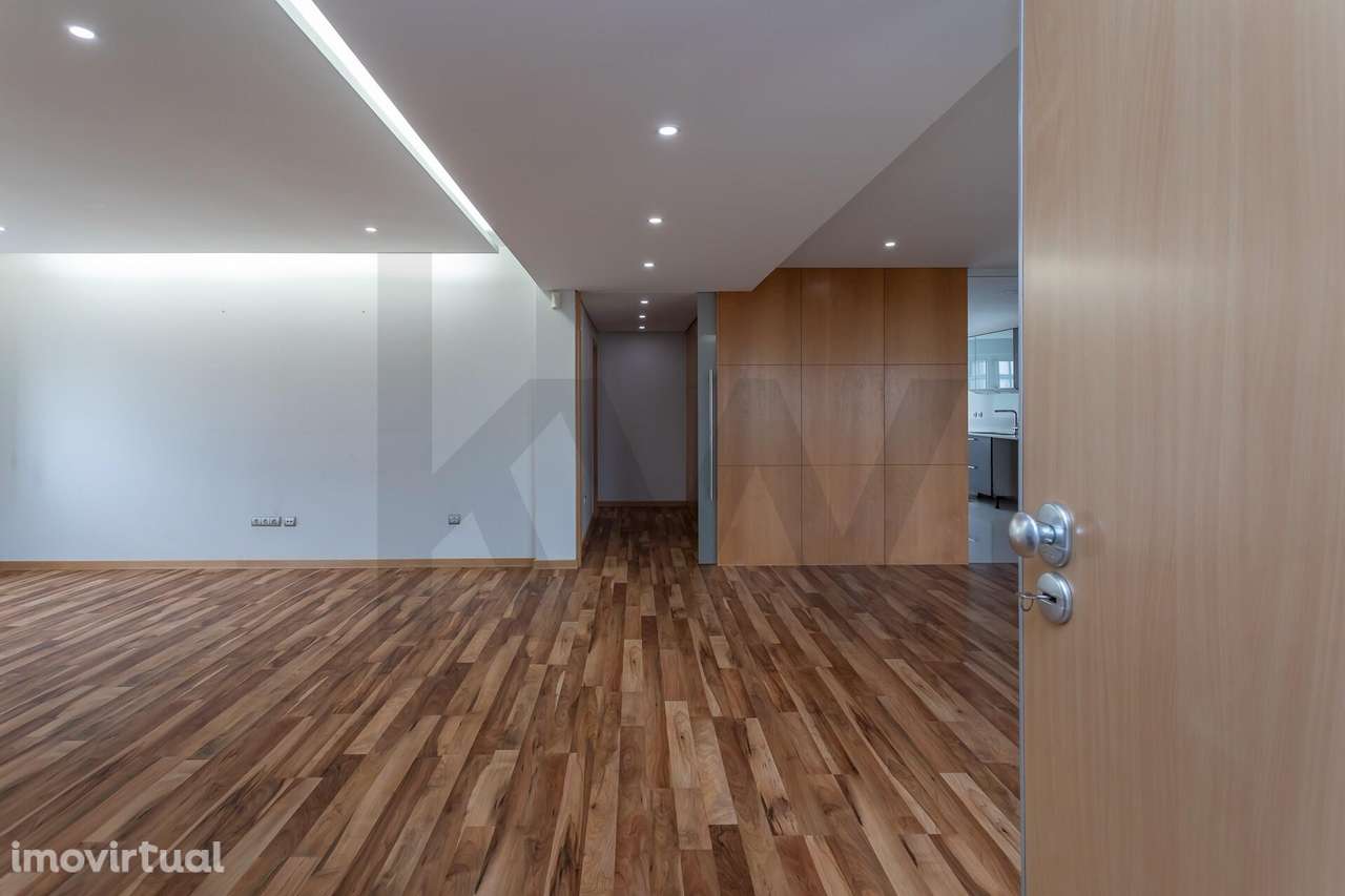 Vende-se no Barreiro, Moradia Unifamiliar T7 com 3 pisos, c/piscina, l - Grande imagem: 4/49