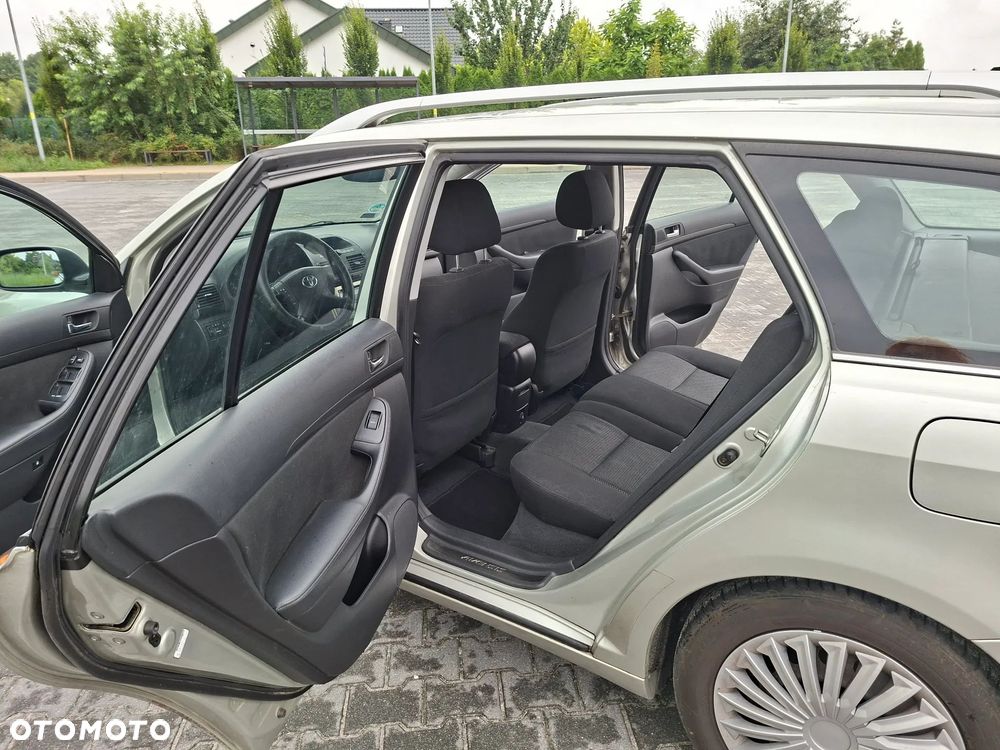 Toyota Avensis 1.8 VVT-i Combi - 12