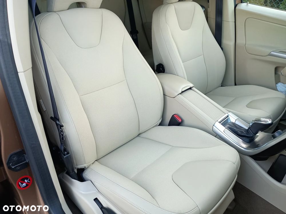 Volvo XC 60 D5 AWD Momentum - 24