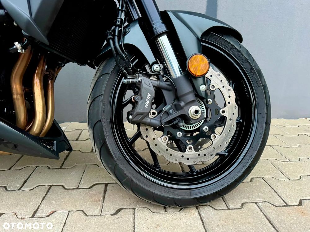 Suzuki GSX - 18