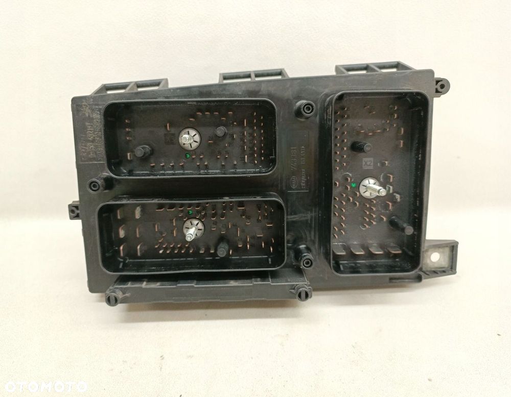 SKRZYNKA BEZPIECZNIKÓW OPEL ASTRA H 13242781 - 2