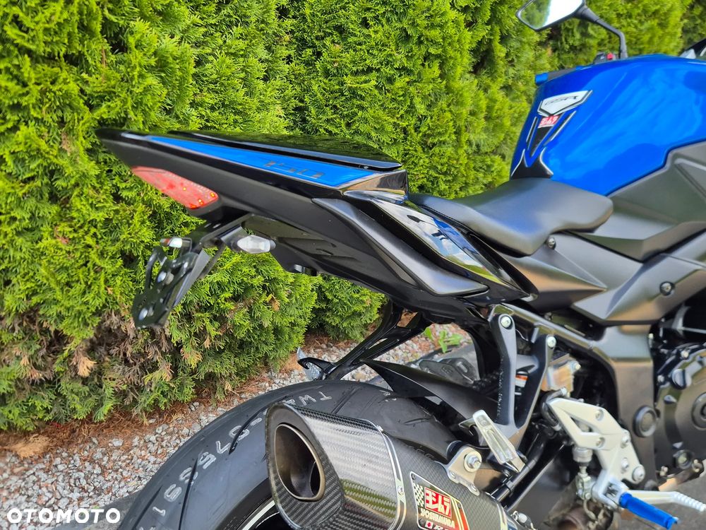 Suzuki GSR - 17