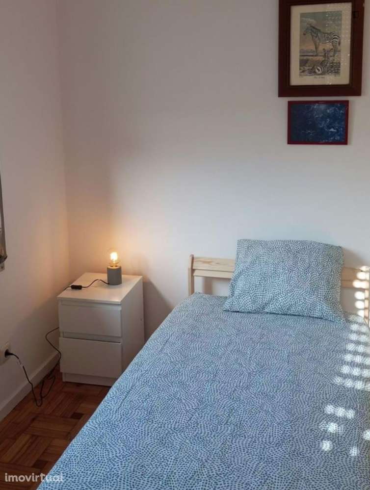 Quarto - localizado em Lordelo do Ouro Porto - Grande imagem: 2/7