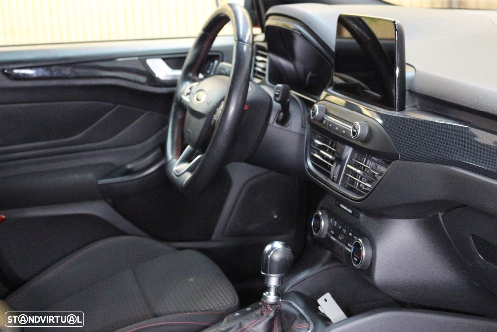 Ford Focus 1.0 EcoBoost S&S ST-LINE - 39