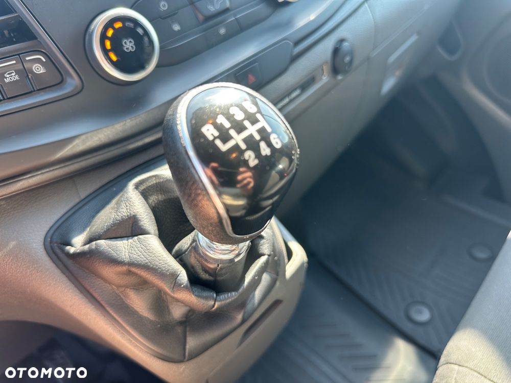 Ford Custom - 18