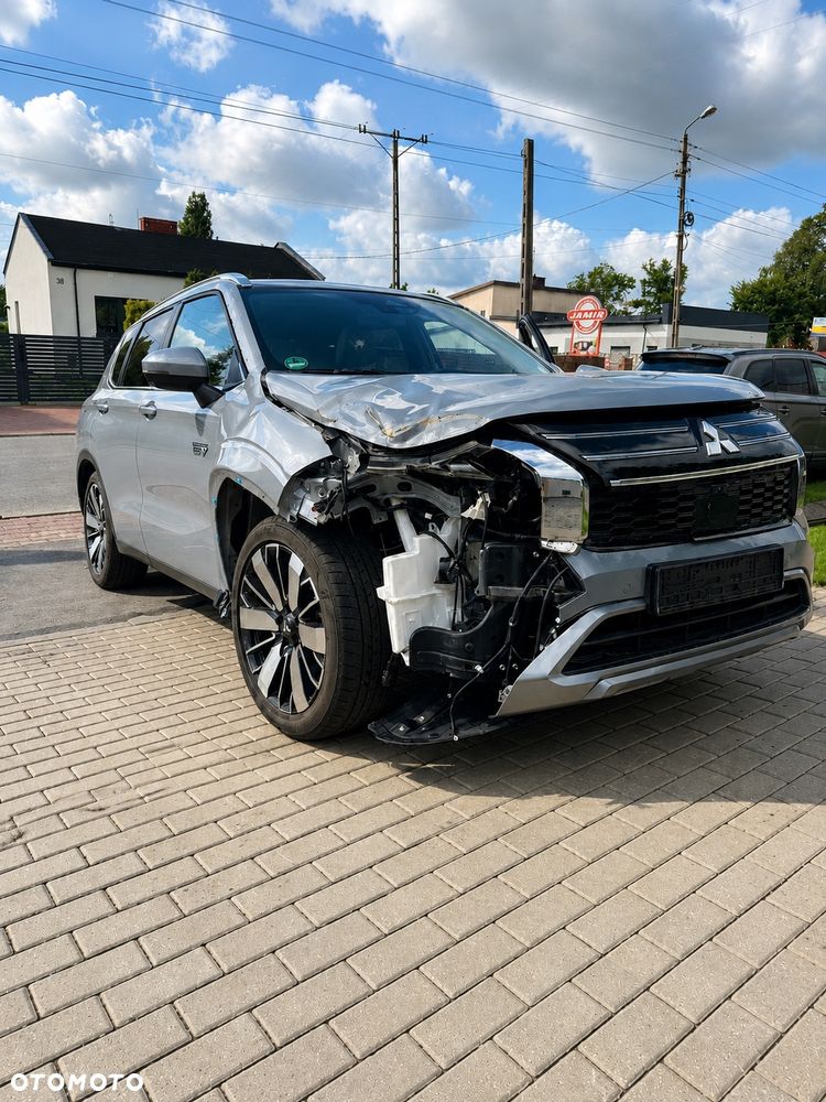 Mitsubishi Outlander - 2