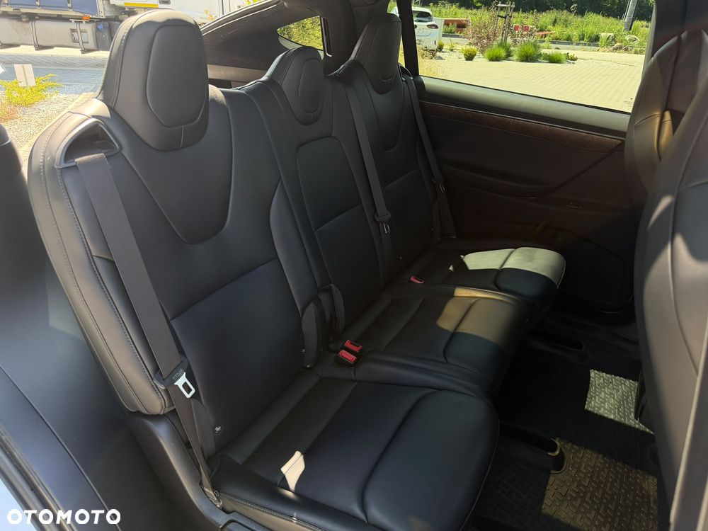 Tesla Model X - 15