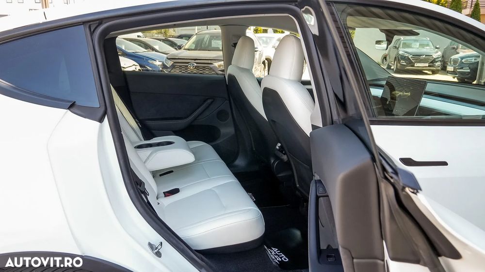 Tesla Model Y - 38