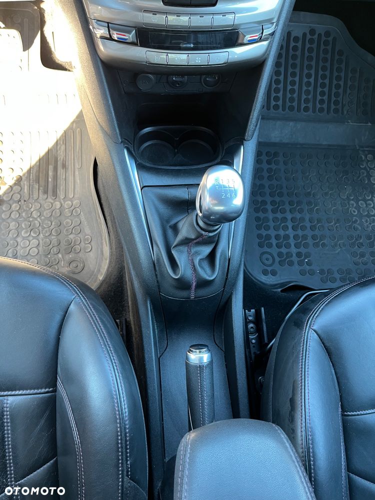 Peugeot 208 - 16
