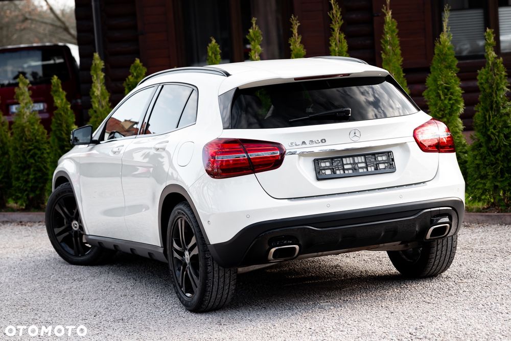 Mercedes-Benz GLA 200 7G-DCT - 9