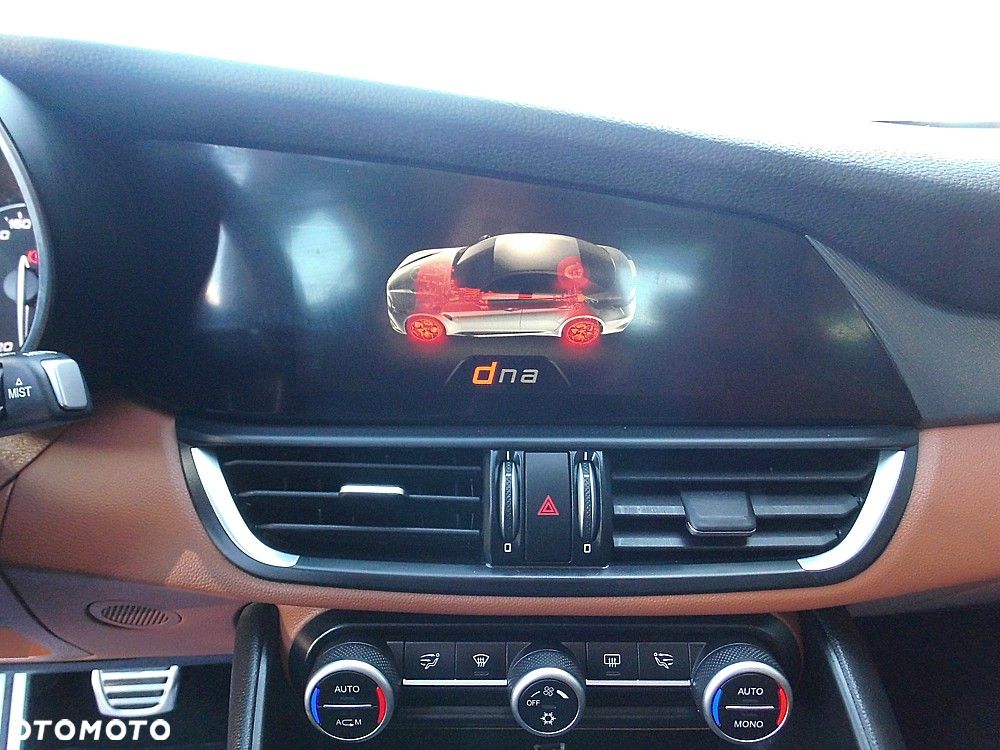 Alfa Romeo Giulia 2.2 AT8 Business - 8