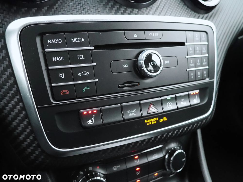 Mercedes-Benz GLA 180 7G-DCT - 20