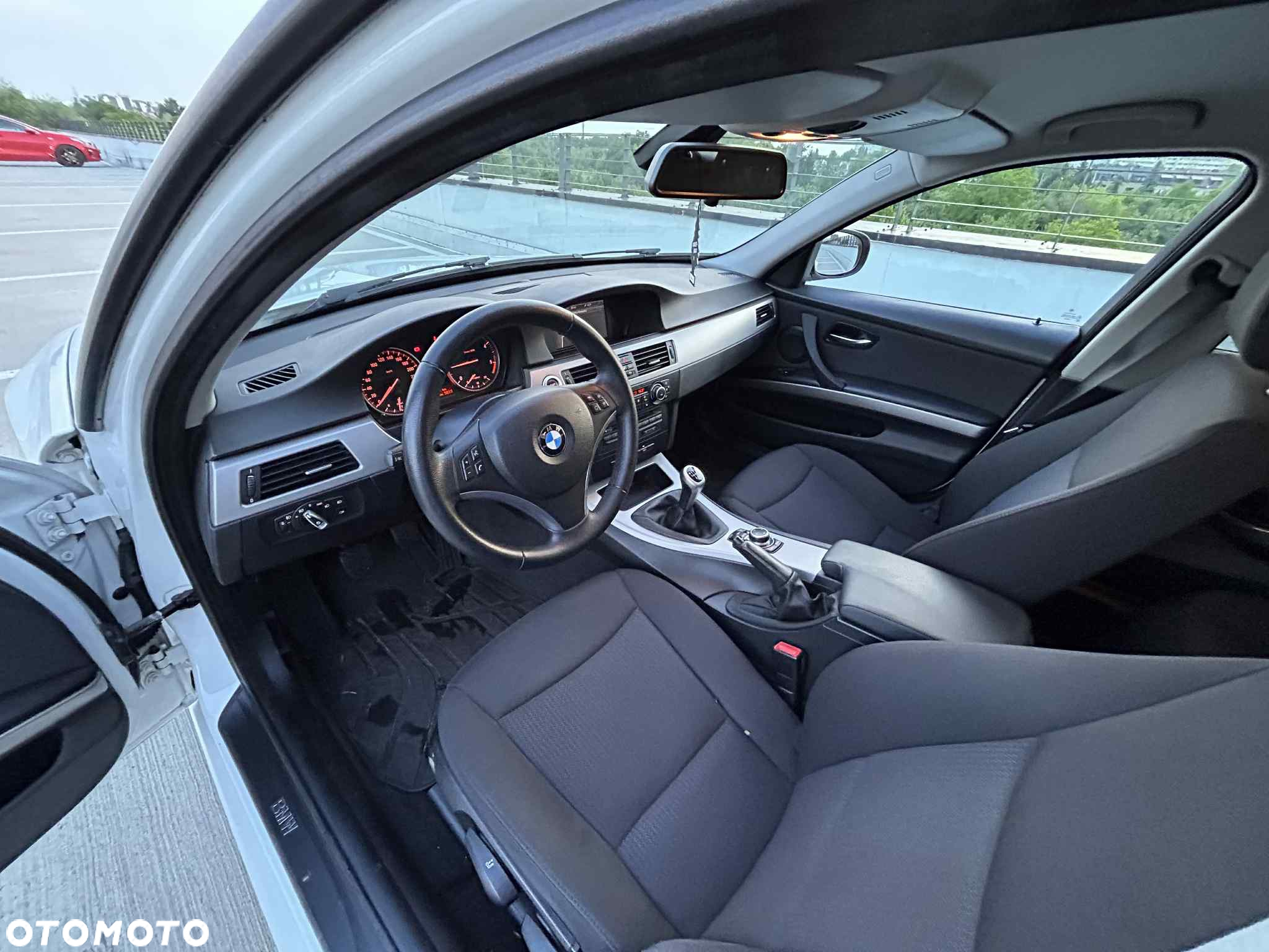 BMW Seria 3 318d DPF Touring - 12