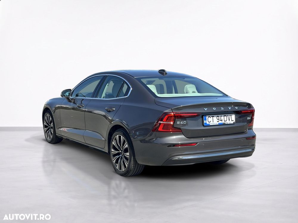 Volvo S60 B4 MHEV AT Plus Dark - 4