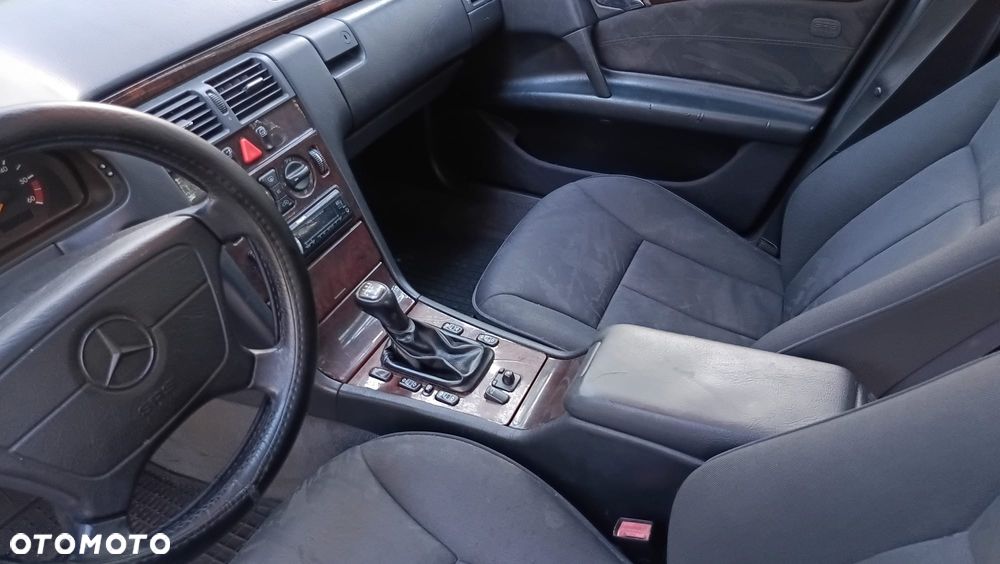 Mercedes-Benz Klasa E 220 D Elegance - 13