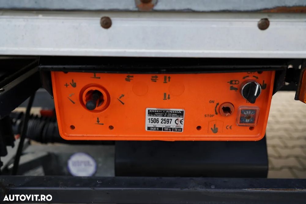 Renault D 210 / 4x2 / CONTAINER / 8,6 M / PODEA RESISTENTĂ / ELEVATOR DHOLLANDIA - 24