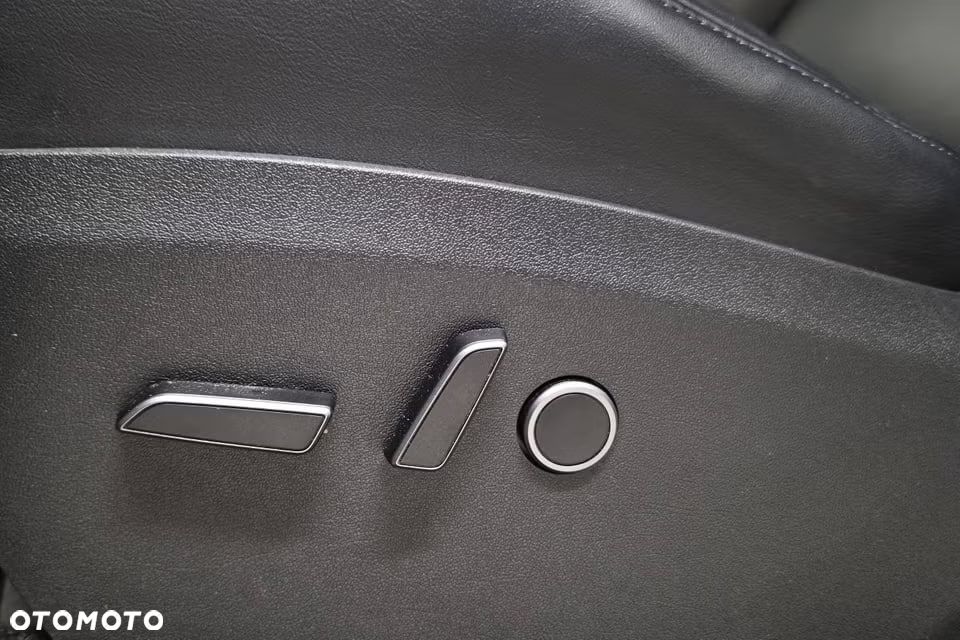 Tesla Model Y Long Range AWD - 8