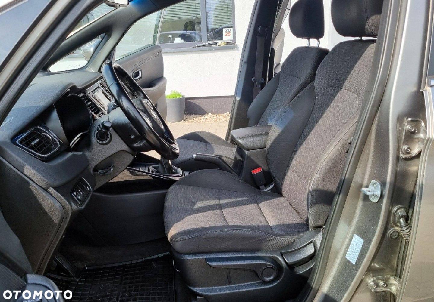 Kia Carens - 32